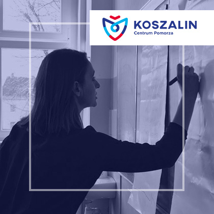 Kobieta pisze na tablicy. W prawym górnym rogu logo z napisem Koszalin - Centrum Pomorza