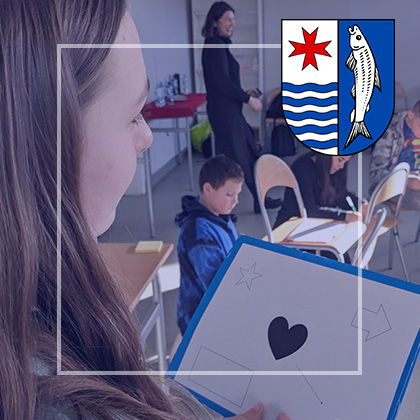 Grafika prezentująca młodą osobę na pierwszym planie. Z trzy inne osoby. w prawym górnym rogu herb.